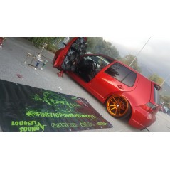 Striscione da 2x1mt in materiale plastificato ad alta qualità con stampe a colori fluorescenti.